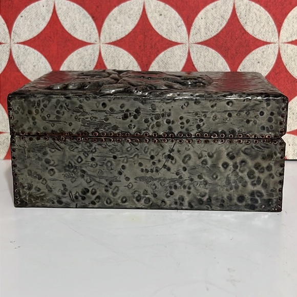 Vintage owl hinged metal embossed keepsake box wood interior - Picture 5 of 10